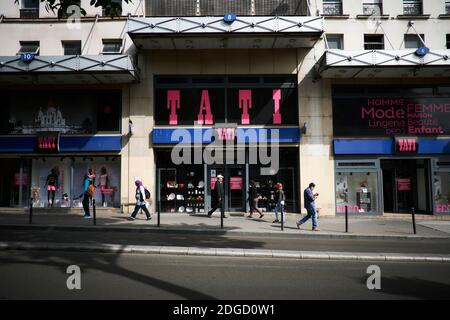 Illustration du magasin de la marque Tati du groupe Eram à Paris au croisement des boulevards Barbès et Rochechouart dans le 18e à Paris, France, le 16 Mai 2017. Une banque d’entreprise a été mandatée pour vendre les 140 boutiques de cette filiale discount du groupe Eram. Pression 70 ans que le réseau amiral du compteur Tati se dresse à l’angle du boulevard Barbès et du boulevard Rochechouart (XVIIIe), face au métro aérien. Fondé par Jules Ouaki, le temple de l’habitation au bas prix et sa sélection bannière en vichy rose et blanc, est même contenu l’ensemble de ce quartier populaire qui se ch Banque D'Images