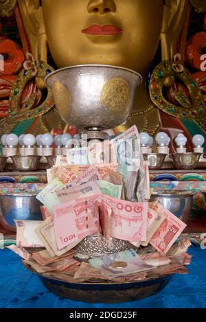 Détail des dons bol devant la sculpture géante de Bouddha Maitreya au monastère de Thikse, Thikse, Ladakh, Jammu et Cachemire, Inde. Le futur Bouddha Banque D'Images