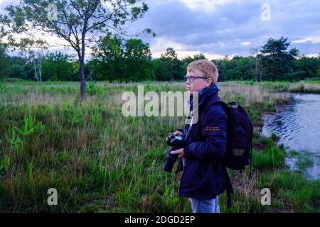 Jeune photographe prenant des photos Banque D'Images