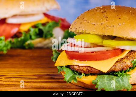 Hamburgers faits maison sur fond de bois. Gros plan. Banque D'Images