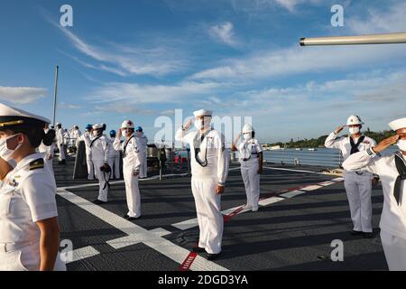 Honolulu, États-Unis d'Amérique. 07ème décembre 2020. Honolulu, États-Unis d'Amérique. 07 décembre 2020. Les marins de la Marine américaine à bord du destroyer à missiles guidés USS Michael Murphy saluent le USS Arizona Memorial dans le cadre de la 79e cérémonie du jour du souvenir de Pearl Harbor au Pearl Harbor National Memorial le 7 décembre 2020 à Honolulu, Hawaï. Crédit : MC3 Jaimar Carson Bondurant/US Navy/Alay Live News Banque D'Images