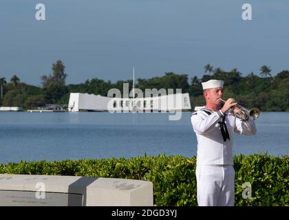 Honolulu, États-Unis d'Amérique. 09e mars 2020. Honolulu, États-Unis d'Amérique. 09 mars 2020. Le musicien de la Marine américaine de 3e classe, Dakota Keller, interprète les Taps sur le bugle lors de la 79e cérémonie du jour du souvenir de Pearl Harbor au Pearl Harbor National Memorial le 7 décembre 2020 à Honolulu, Hawaï. Crédit : MC2 Jessica Blackwell/US Navy/Alay Live News Banque D'Images