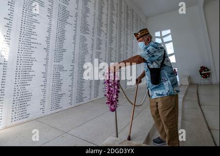 Honolulu, États-Unis d'Amérique. 09e mars 2020. Honolulu, États-Unis d'Amérique. 09 mars 2020. Wendel Neuman, un vétéran de la Seconde Guerre mondiale, place un lei dans la salle du sanctuaire de l'USS Arizona Memorial dans le cadre de la 79e cérémonie du jour du souvenir de Pearl Harbor au Pearl Harbor National Memorial le 7 décembre 2020 à Honolulu, Hawaï. Crédit : MC2 Charles Oki/US Navy/Alay Live News Banque D'Images