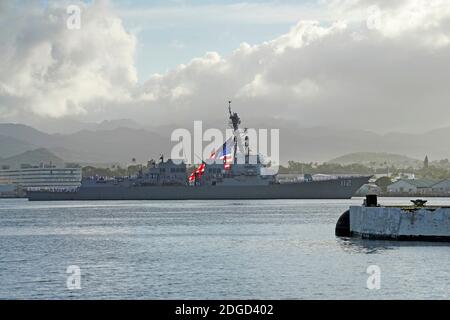 Honolulu, États-Unis d'Amérique. 07ème décembre 2020. Honolulu, États-Unis d'Amérique. 07 décembre 2020. Le destroyer de missile guidé de la classe Arleigh Burke de la Marine américaine, USS Michael Murphy, passe devant le USS Arizona Memorial dans le cadre de la 79e cérémonie du jour du souvenir de Pearl Harbor au Pearl Harbor National Memorial le 7 décembre 2020 à Honolulu, Hawaï. Crédit : MCC Chris Perez/US Navy/Alay Live News Banque D'Images