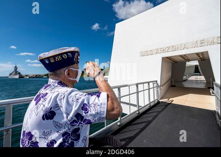 Honolulu, États-Unis d'Amérique. 07ème décembre 2020. Honolulu, États-Unis d'Amérique. 07 décembre 2020. Henry Lee, survivant et vétéran de Pearl Harbor, salue son départ du USS Arizona Memorial dans le cadre de la 79e cérémonie du jour du souvenir de Pearl Harbor au Pearl Harbor National Memorial le 7 décembre 2020 à Honolulu, Hawaï. Crédit : MC2 Charles Oki/US Navy/Alay Live News Banque D'Images