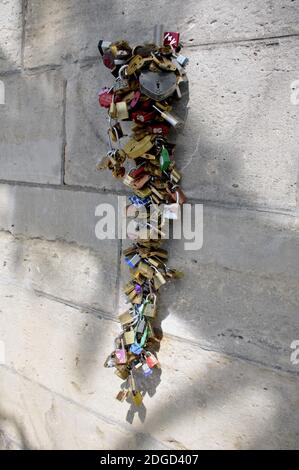 Les gens sont vus apprécier le temps sur Paris Quais de Seine, France, pendant la vague de chaleur du 17 mai 2017. Photo d'Alain Apaydin/ABACAPRESS.COM Banque D'Images