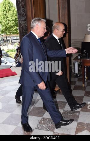 Le ministre français des Affaires étrangères sortant Jean-Marc Ayrault et Jean-Yves le Drian, le ministre de la Défense sortant, nommé ministre des Affaires étrangères et ministre de l'Europe, ont assisté à une cérémonie de passation de pouvoir. Paris, France, le 17 mai 2017. Photo par Pool/ABACAPRESS.COM Banque D'Images