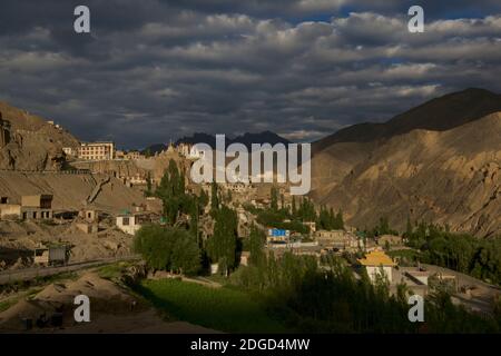 Monastère de Lamayuru perché sur une colline surplombant la ville de Lamayouro, le district de Leh, Ladakh, Jammu-et-Cachemire, nord de l'Inde. Soleil en fin d'après-midi. Banque D'Images