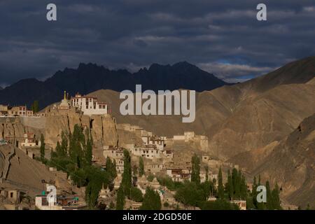 Monastère de Lamayuru perché sur une colline surplombant la ville de Lamayouro, le district de Leh, Ladakh, Jammu-et-Cachemire, nord de l'Inde. Soleil en fin d'après-midi. L'Himalaya culmine au-delà. Banque D'Images