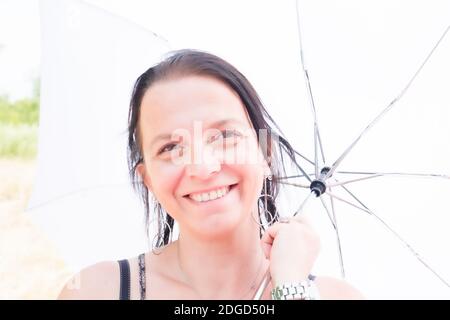 Belle femme tenant un parapluie pour le soleil Banque D'Images