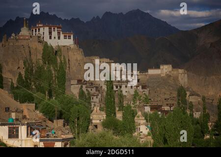 Monastère de Lamayuru perché sur une colline surplombant la ville de Lamayouro, le district de Leh, Ladakh, Jammu-et-Cachemire, nord de l'Inde. Soleil en fin d'après-midi. Banque D'Images