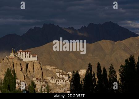 Monastère de Lamayuru perché sur une colline surplombant la ville de Lamayouro, le district de Leh, Ladakh, Jammu-et-Cachemire, nord de l'Inde. Soleil en fin d'après-midi. L'Himalaya culmine au-delà. Banque D'Images
