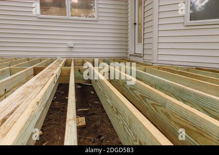 Installation de planches de pont avec pont au-dessus du sol, construction de patio. Banque D'Images