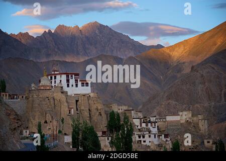 Monastère de Lamayuru perché sur une colline surplombant la ville de Lamayouro, le district de Leh, Ladakh, Jammu-et-Cachemire, nord de l'Inde. Soleil en fin d'après-midi. L'Himalaya culmine au-delà. Banque D'Images