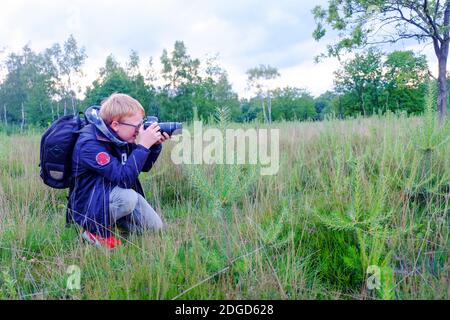 Jeune photographe prenant des photos Banque D'Images