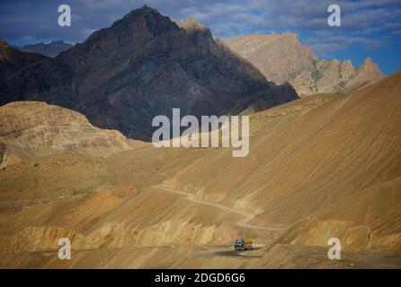 Le soleil du matin illumine les sommets de montagne à côté de l'autoroute Leh à Srinagar près du col Fotu-la, Ladakh, Jammu et Cachemire, Inde. Chariot Banque D'Images