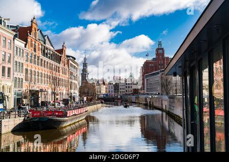 Vue sur le centre-ville d'Amsterdam avec la tour Munt Banque D'Images