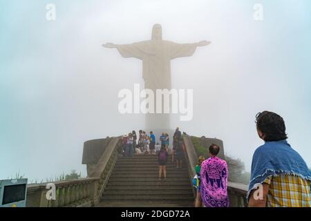 Vue des touristes devant le Christ Rédempteur statue dans la brume Banque D'Images