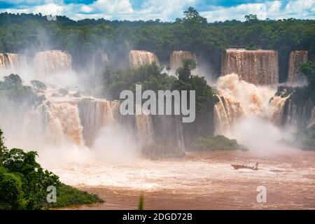 Vue sur les chutes d'Iguazu côté Brésil Banque D'Images