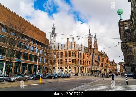 Touristes à la place du Dam à Amsterdam Banque D'Images