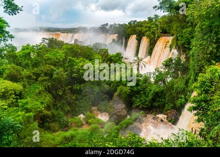 Paysage des célèbres chutes d'Iguazu à la frontière Argentine Banque D'Images