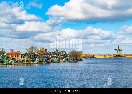 Tradition Maisons hollandaises à Saandijk avec la rivière Zaan et un moulin à vent en bois Banque D'Images