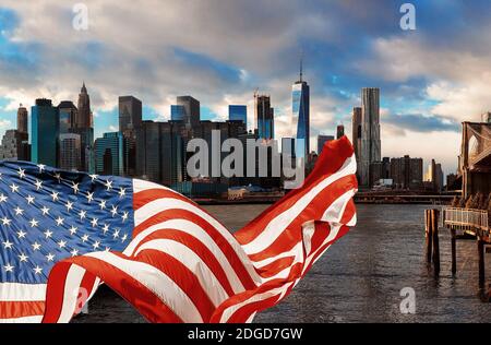 Pont de Brooklyn à New York City Manhattan et drapeau américain vol Banque D'Images