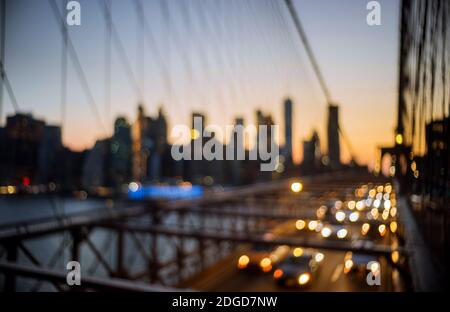 Résumé urbain nuit lumière bokeh défoqué Brooklyn Bridge au crépuscule À New York Citynight Banque D'Images