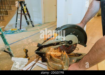 Worker cutting metal avec une meuleuse. Tandis que le broyage de Sparks Banque D'Images