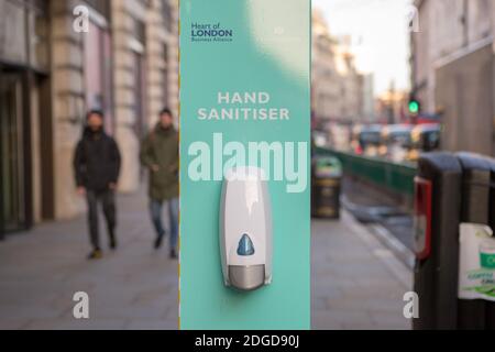 Londres, Royaume-Uni. 8 décembre 2020. Désinfectant pour les mains fourni à Piccadilly. Crédit : Pietro Recchia/SOPA Images/ZUMA Wire/Alay Live News Banque D'Images