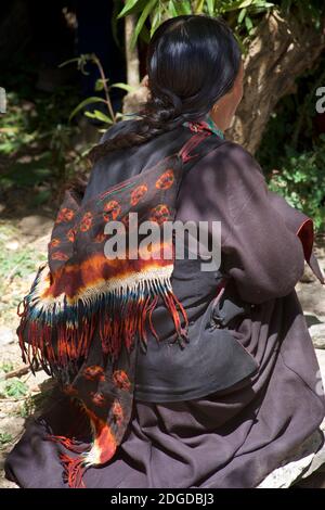 Femme ladakhi en robe traditionnelle, y compris un châle de laine teint par cravate, au festival Karsha Gustor, célébré au monastère de Karsha, près de la vallée de Padum Zanskar, Ladakh, Jammu et Cachemire, dans le nord de l'Inde Banque D'Images