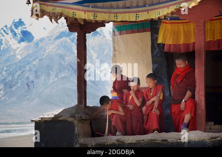 Les moines résidents, jeunes et plus âgés, attendent le début du festival Zanskar au monastère de Karsha, près de la vallée de Padum Zanskar, du Ladakh, du Jammu-et-Cachemire, dans le nord de l'Inde Banque D'Images