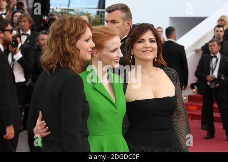 Membre du jury du long métrage Agnes Jaoui, actrice et membre du jury du long métrage Jessica Chastain et membre du jury du long métrage Maren Ade participant à la projection « The Meyerowitz Stories » lors du 70e Festival annuel du film de Cannes au Palais des Festivals le 21 mai 2017 à Cannes, France. Photo de David Boyer/ABACAPRESS.COM Banque D'Images