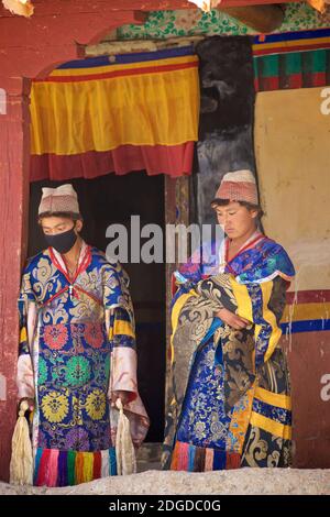 Danseurs de Cham attendant de se produire au festival Zanskar ou Karsha Gustar, célébré au monastère de Karsha, près de la vallée de Padum Zanskar, Ladakh, Jammu et Banque D'Images