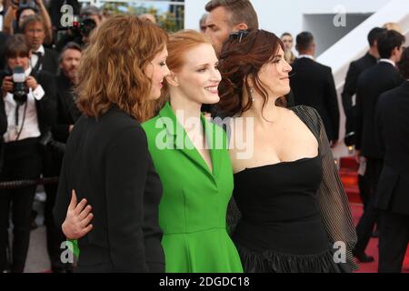 Membre du jury du long métrage Agnes Jaoui, actrice et membre du jury du long métrage Jessica Chastain et membre du jury du long métrage Maren Ade participant à la projection « The Meyerowitz Stories » lors du 70e Festival annuel du film de Cannes au Palais des Festivals le 21 mai 2017 à Cannes, France. Photo de David Boyer/ABACAPRESS.COM Banque D'Images