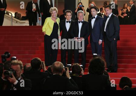 Les acteurs Emma Thompson, Dustin Hoffman, Ben Stiller, le réalisateur Noah Baumbach et l'acteur Adam Sandler quittent la projection « les histoires de Meyerowitz » lors du 70e Festival annuel de Cannes au Palais des Festivals le 21 mai 2017 à Cannes, en France. Photo de David Boyer/ABACAPRESS.COM Banque D'Images