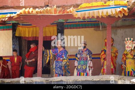 Moines. Certains en costume de danse cham attendant de se produire au festival Zanskar ou Karsha Gustar, célébré au monastère de Karsha, près de la vallée de Padum Zanskar, Ladakh, Jammu et Cachemire, dans le nord de l'Inde Banque D'Images