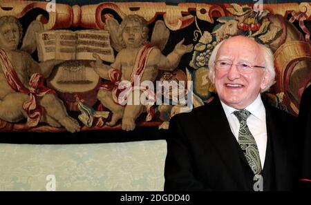 Le pape François rencontre le président irlandais Michael D. Higgins et sa femme Sabina Coyne lors d'une audience privée au Vatican le 22 mai 2017. Photo par ABACAPRESS.COM Banque D'Images