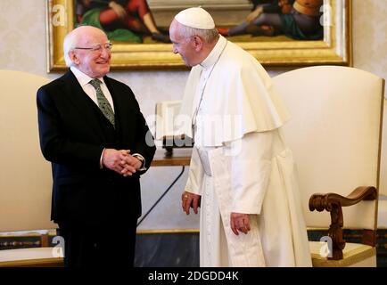 Le pape François rencontre le président irlandais Michael D. Higgins et sa femme Sabina Coyne lors d'une audience privée au Vatican le 22 mai 2017. Photo par ABACAPRESS.COM Banque D'Images