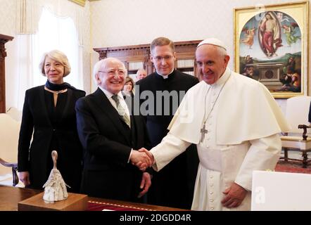 Le pape François rencontre le président irlandais Michael D. Higgins et sa femme Sabina Coyne lors d'une audience privée au Vatican le 22 mai 2017. Photo par ABACAPRESS.COM Banque D'Images