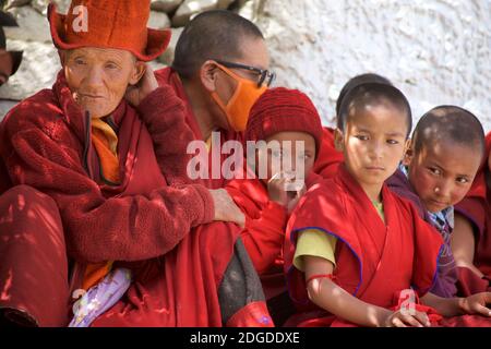 Ladakhi adultes et enfants regardant les célébrations du festival du monastère de Karsha, le monastère de Karsha près de la vallée de Padum Zanskar, Ladakh, Jammu et Cachemire, nord de l'Inde Banque D'Images