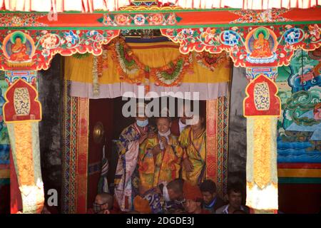 Les moines résidents du festival annuel Zanskar ou Karsha Gustar sont célébrés au monastère de Karsha, près de la vallée de Padum Zanskar, Ladakh, Jammu-et-Cachemire, dans le nord de l'Inde Banque D'Images
