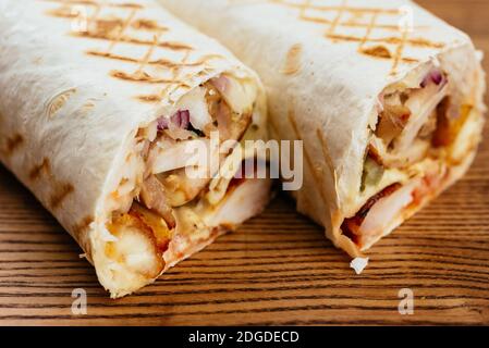 Le Shawarma turc sur un panneau en bois et un fond clair Banque D'Images