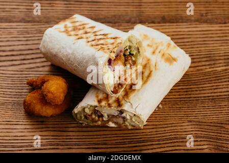 Le Shawarma turc sur un panneau en bois et un fond clair Banque D'Images