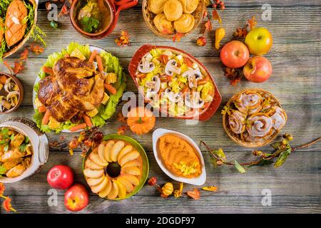 Dîner de célébration de Thanksgiving avec dinde, patate douce. Banque D'Images