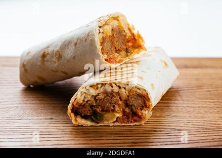 Le Shawarma turc sur un panneau en bois et un fond clair Banque D'Images