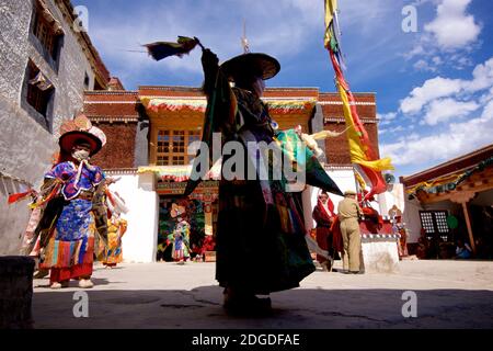 Danseuse du cham masqué qui se déroule au festival Zanskar ou Karsha Gustar, célébrée au monastère de Karsha, près de la vallée de Padum Zanskar, Ladakh, Jammu-et-Cachemire, dans le nord de l'Inde Banque D'Images