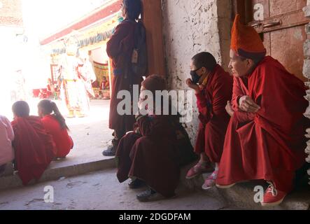 Moines regardant les actes du festival Karsha Gustar. Monastère de Karsha, près de la vallée de Padum Zanskar, Ladakh, Jammu-et-Cachemire, nord de l'Inde Banque D'Images