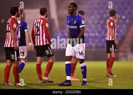 OLDHAM, ANGLETERRE. 8 DÉCEMBRE Brice Ntambwe d'Oldham Athletic lors du match de Trophée EFL entre Oldham Athletic et Sunderland à Boundary Park, Oldham, le mardi 8 décembre 2020. (Credit: Eddie Garvey | MI News) Credit: MI News & Sport /Alay Live News Banque D'Images