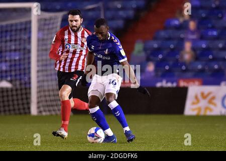 OLDHAM, ANGLETERRE. 8 DÉCEMBRE Brice Ntambwe d'Oldham Athletic se bat avec le conor McLaughlin de Sunderland lors du match du Trophée EFL entre Oldham Athletic et Sunderland à Boundary Park, Oldham, le mardi 8 décembre 2020. (Credit: Eddie Garvey | MI News) Credit: MI News & Sport /Alay Live News Banque D'Images